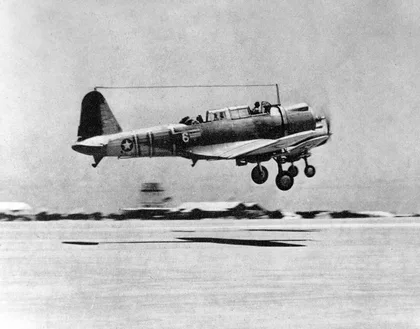 VMSB-241 的 SB2U 从中途岛起飞